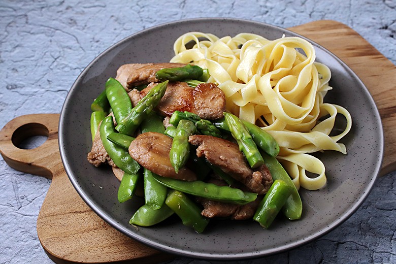 Hähnchengeschnetzeltes mit grünem Spargel