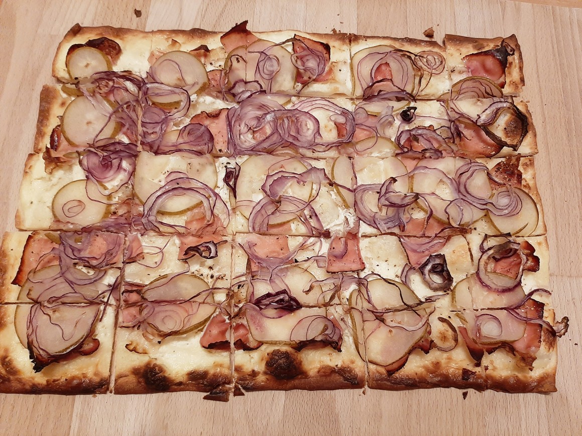 Flammkuchen mit Zwiebeln, Birnen und Schinken