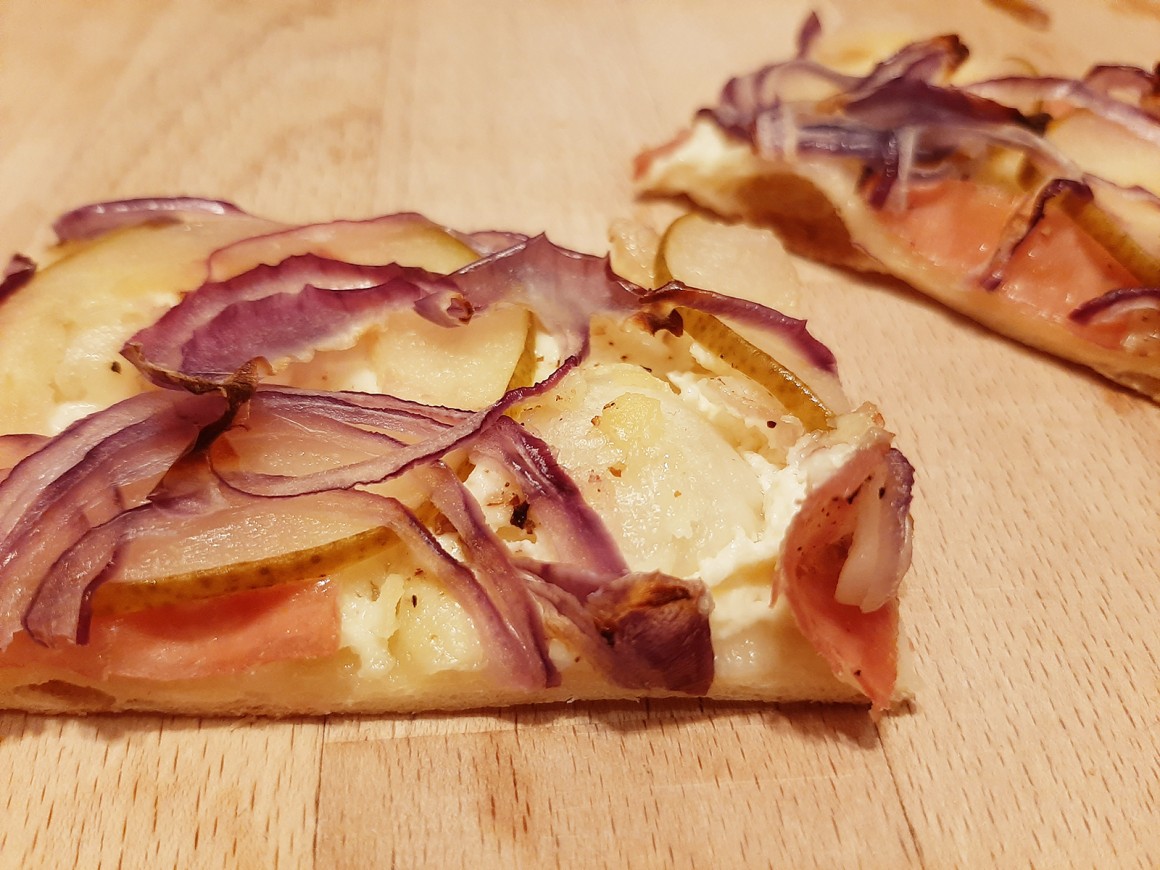 Flammkuchen mit Zwiebeln, Birnen und Schinken