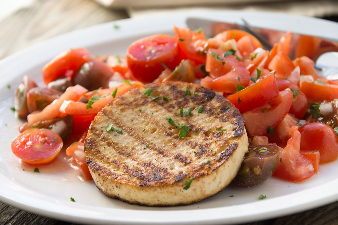 Tomatensalat mit Halloumi