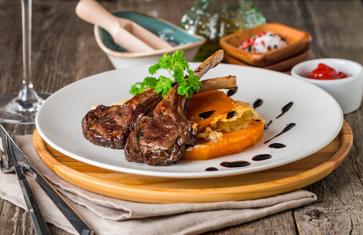 Gebratene Lammkoteletts mit Kürbis