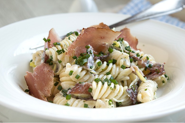 Nudelsalat mit Kräutersauce