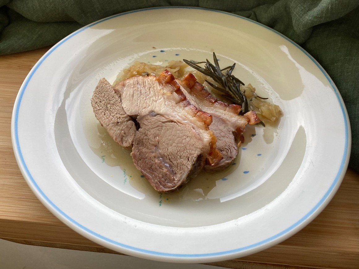 Schweinebraten im Zwiebelbett