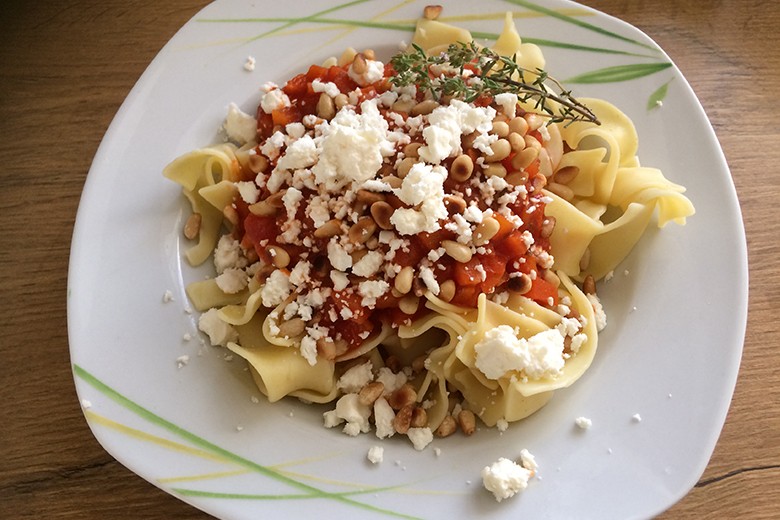 Bandnudeln mit Schafskäse