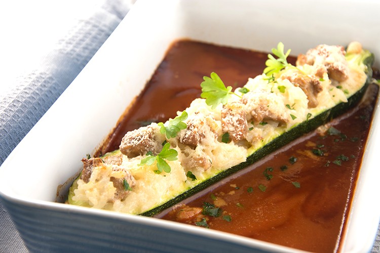 Gefüllte Zucchini in Tomatensauce