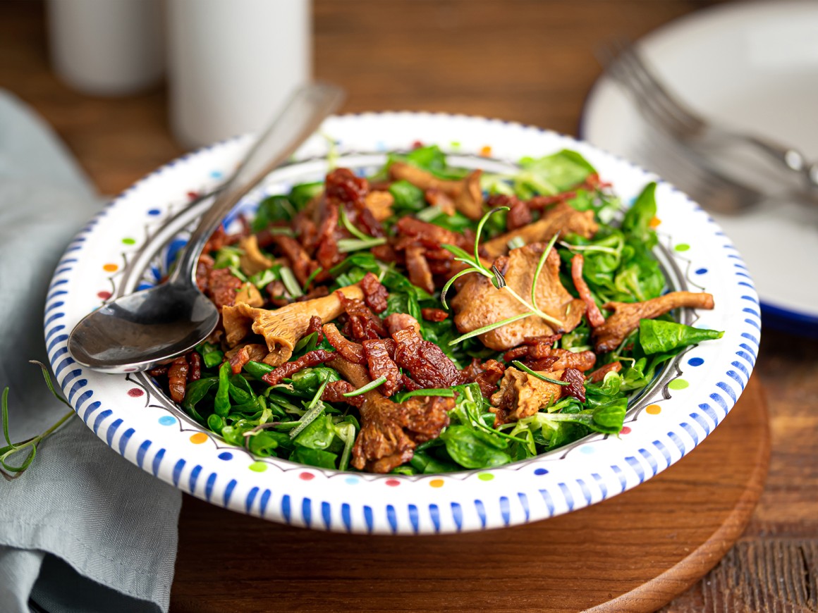 Feldsalat mit Speck und Pfifferlingen