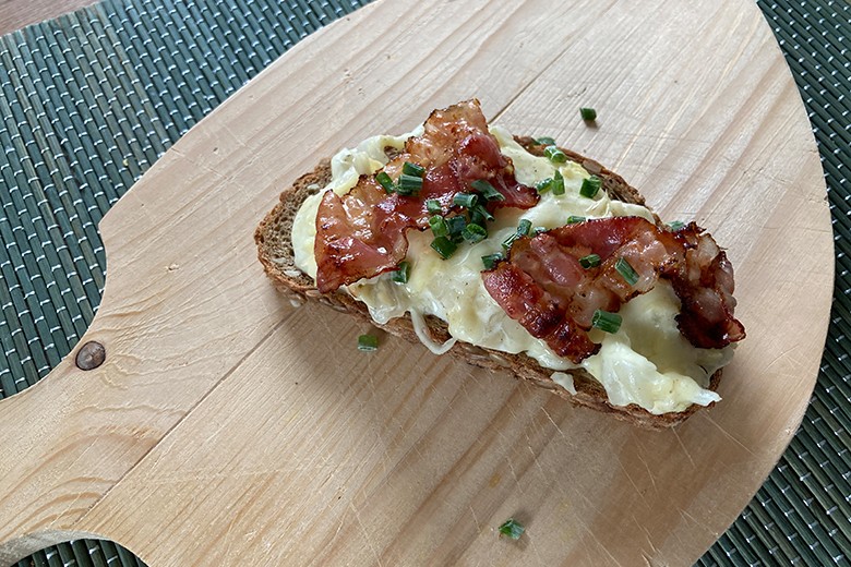 Bauernbrote mit Spitzkohl und Käse