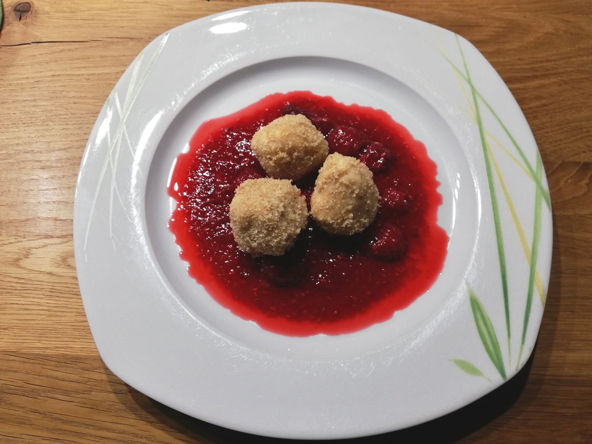 Topfenknödel mit Beerensauce