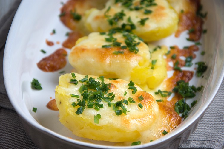 Überbackene Kartoffeln mit Schnittlauch