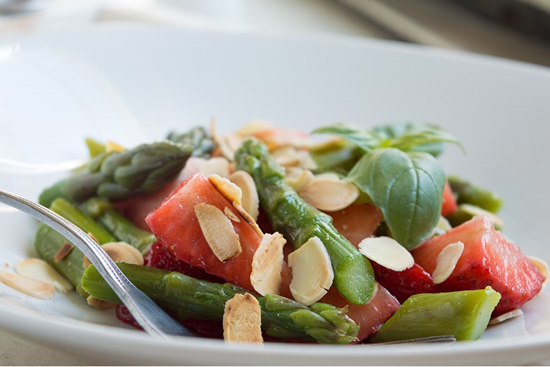 Grüner Spargel mit Erdbeeren