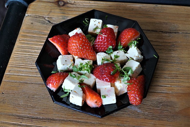 Erdbeeren auf Schafskäse