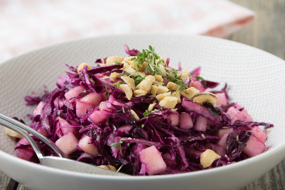 Rotkohlsalat mit Äpfeln und Nüssen