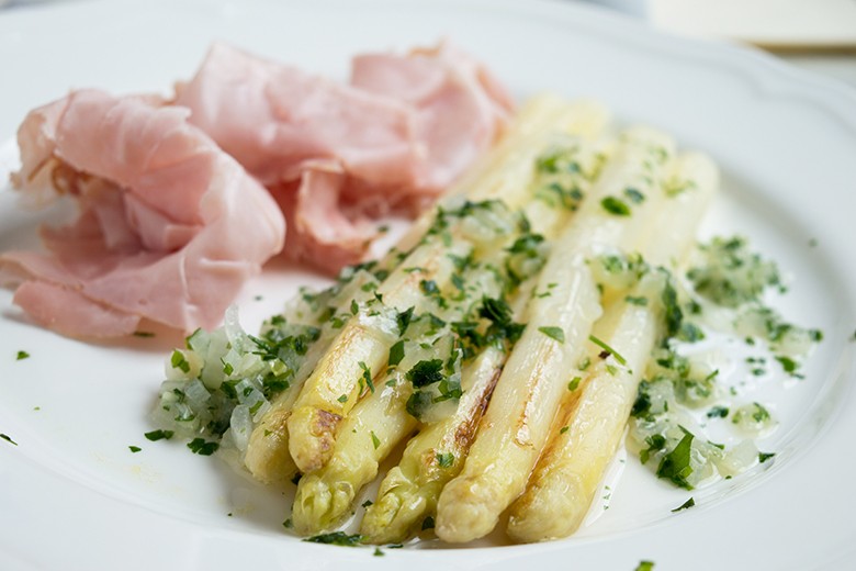 Gebratener Spargel auf Schinken