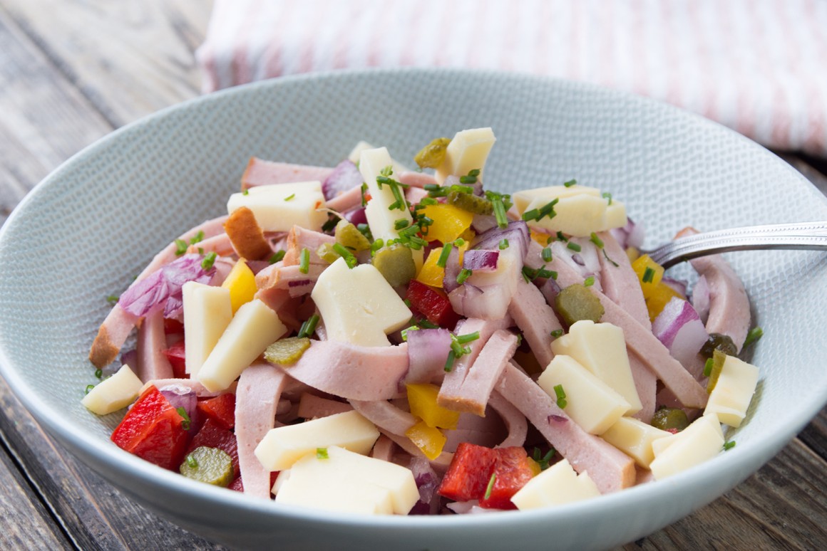 Leberkäse-Salat mit Cornichons