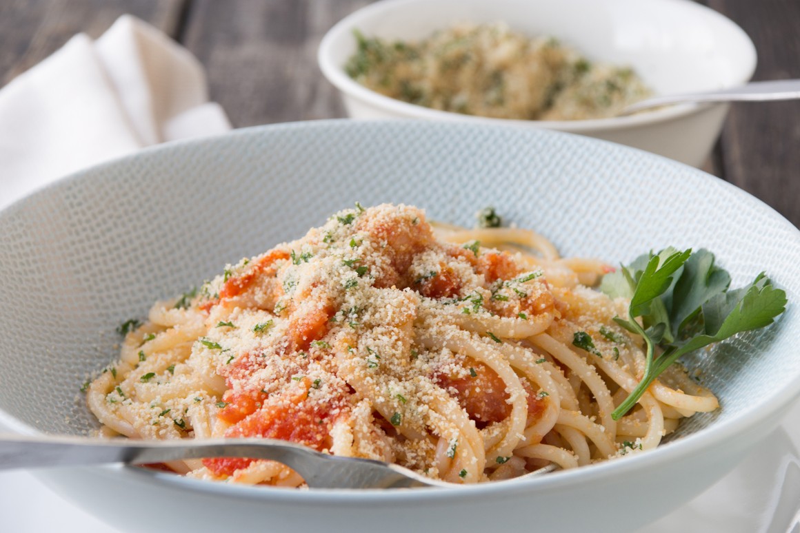 Spaghetti mit Kräuterbröseln