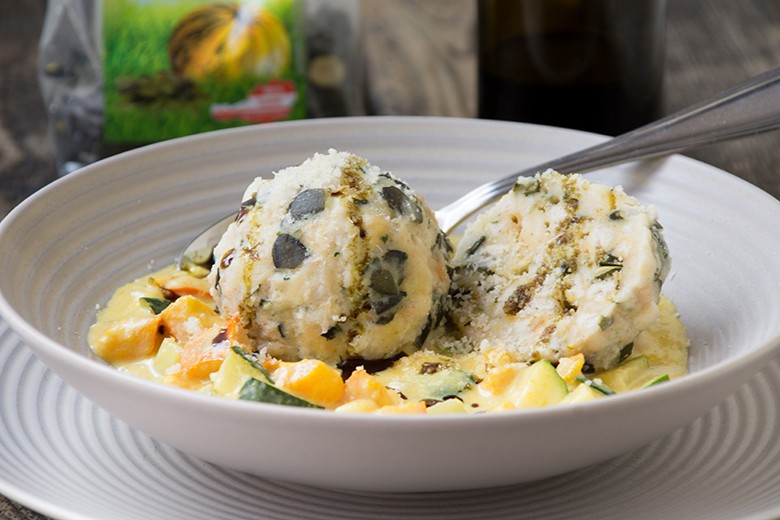 Semmelknödel mit Kürbiskernen und Gemüse