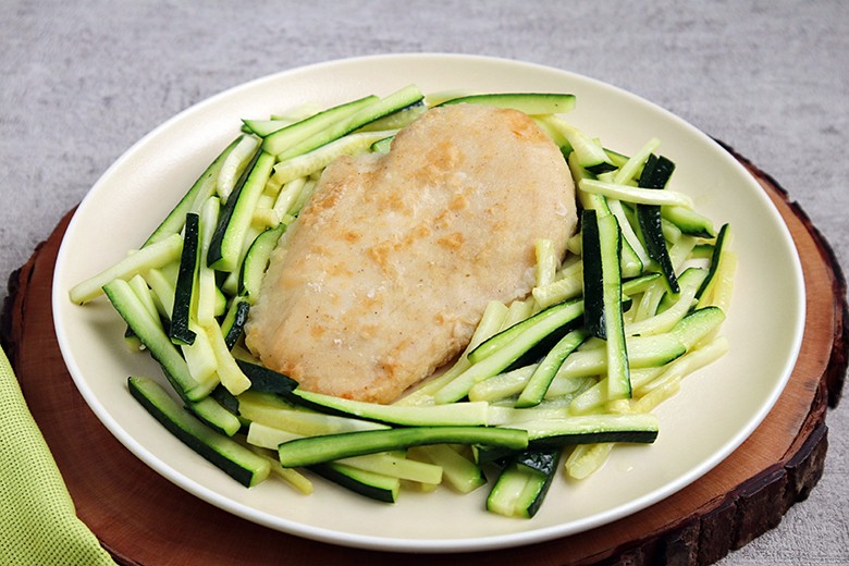 Gebratenes Hähnchenfilet auf Zucchinigemüse