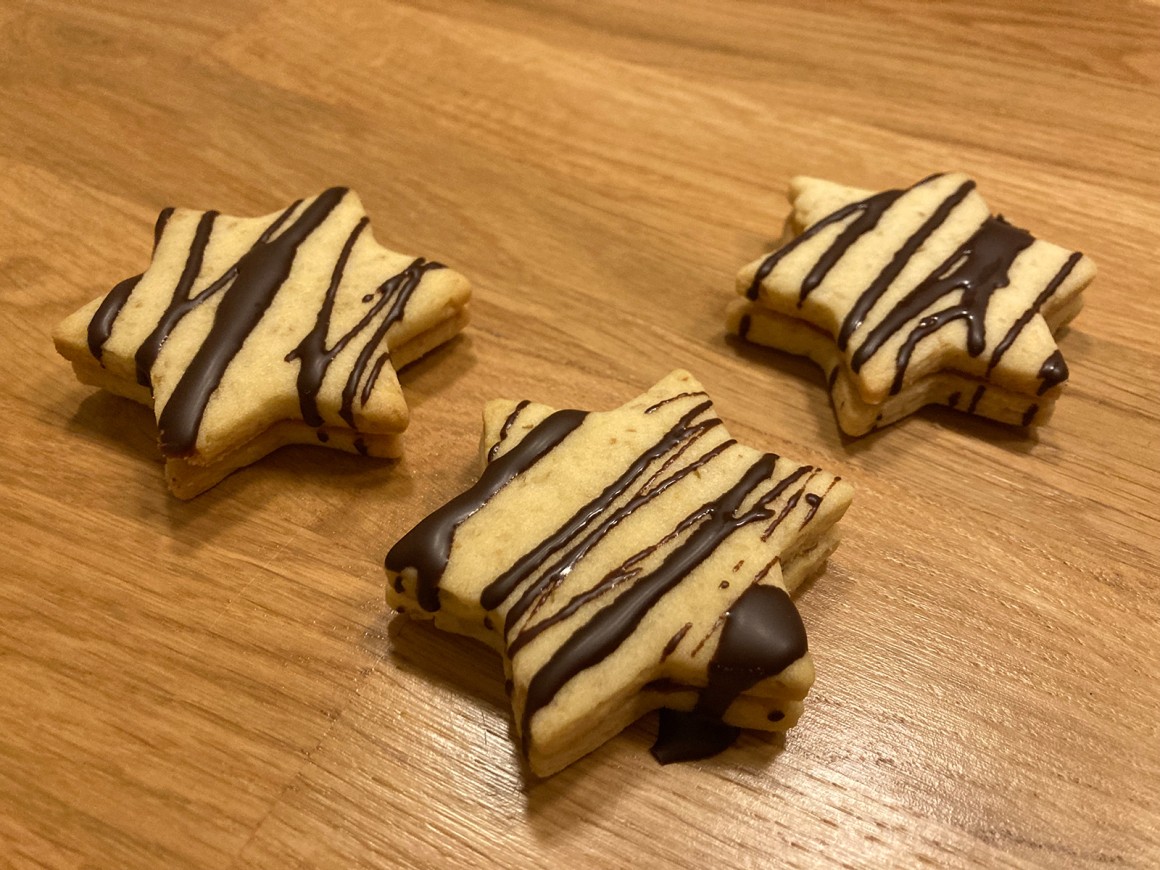 Walnussplätzchen mit Aprikosenmarmelade - Rezept