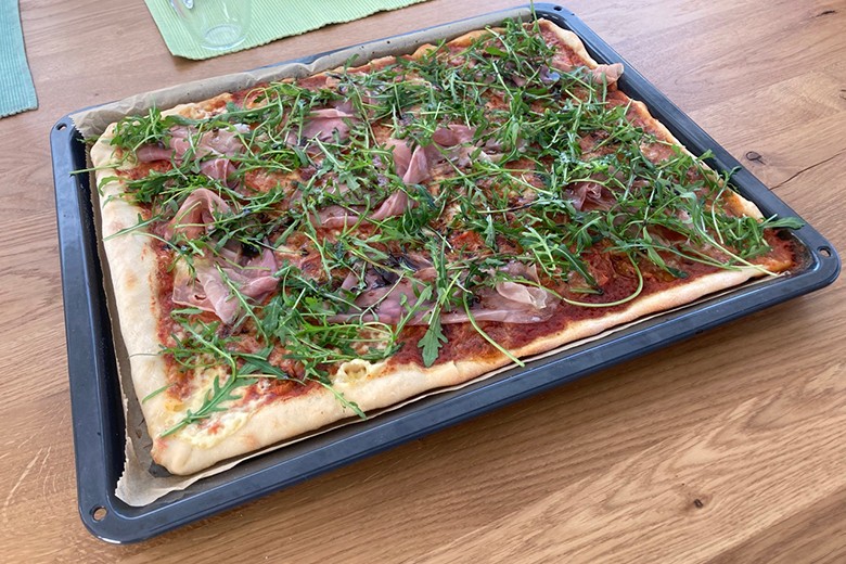 Pizza mit Rucola, Parmaschinken und Mozzarella