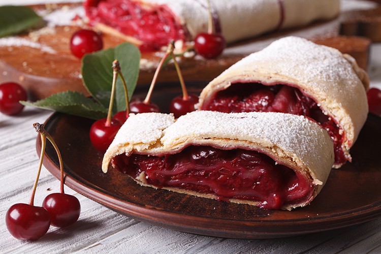 Kirschenstrudel mit Pudding