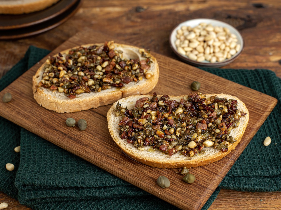 Geröstete Brotscheiben mit Kapernpaste
