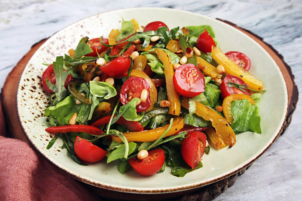 Salat mit gegrillter Paprika - Rezept