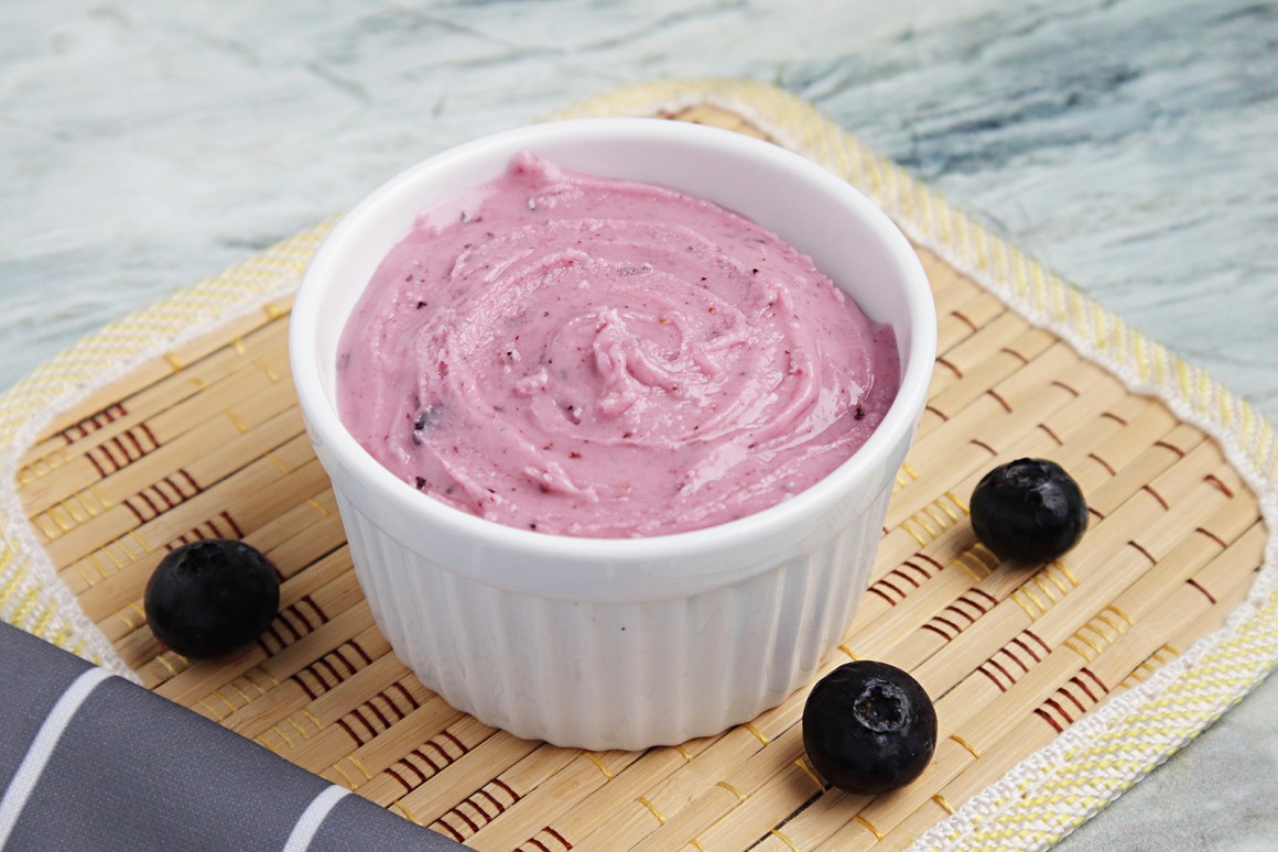 Violetter Zuckerguss aus Blaubeeren