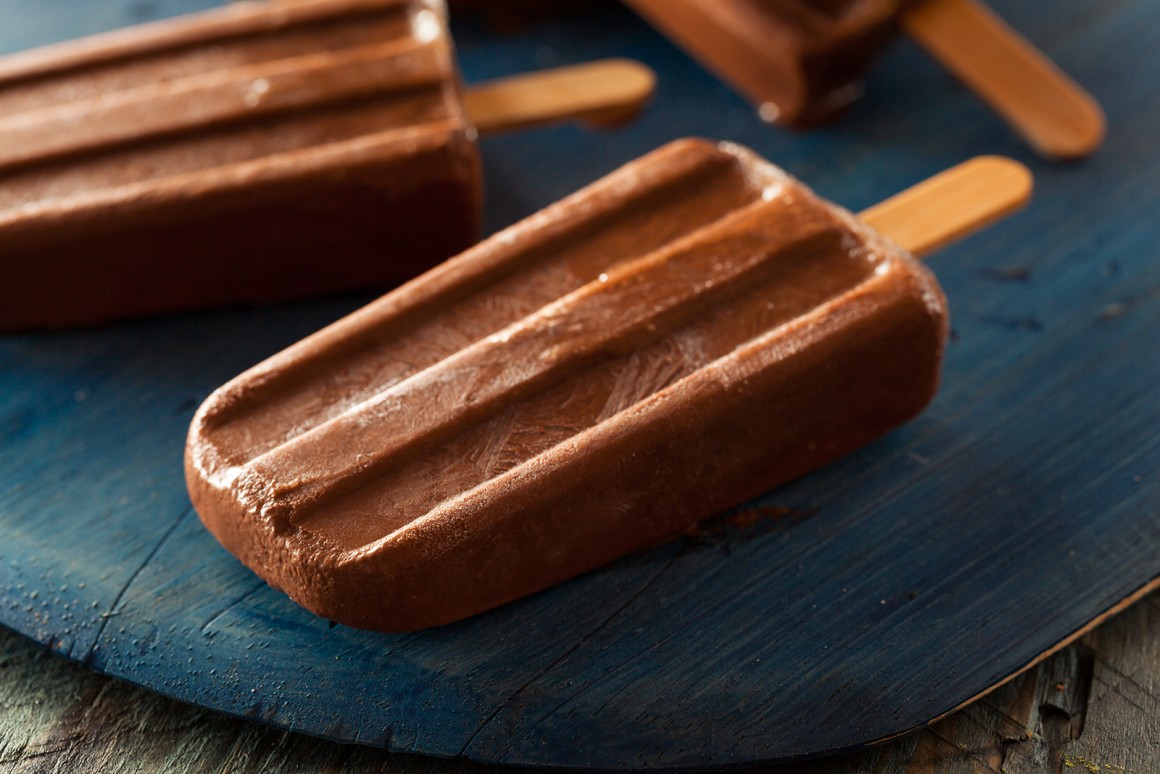 Veganes Schokoeis mit Kokos am Stiel