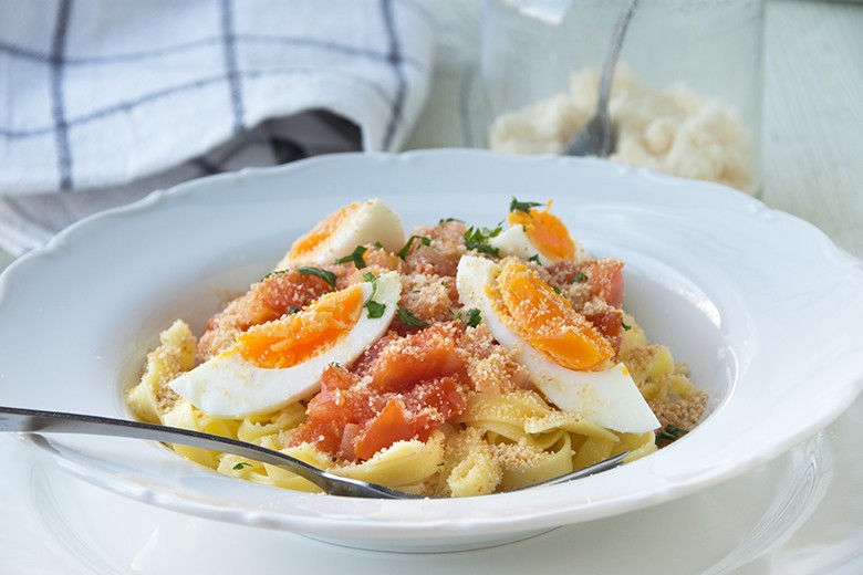 Bandnudeln mit Ei und Tomate