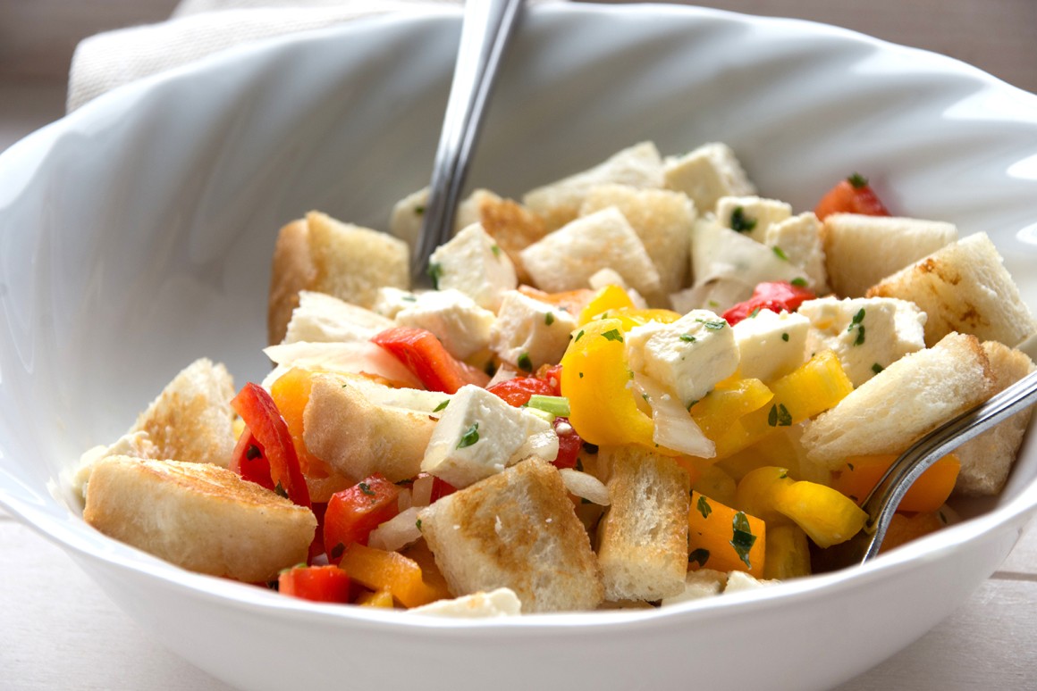 Paprikasalat mit Feta und Brot - Rezept