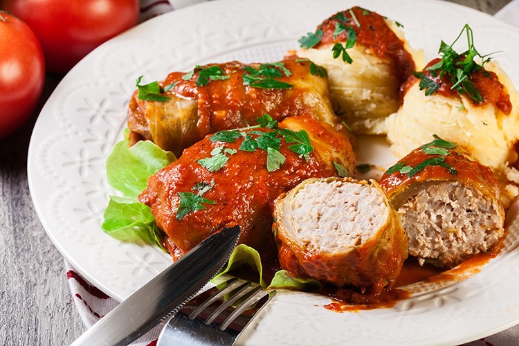 Kohlroulade in Tomatensauce