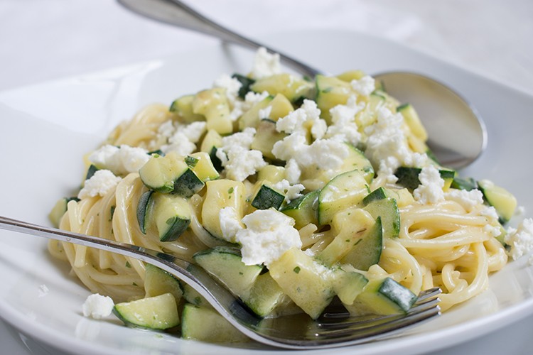 Spaghetti mit Zucchini und Ziegenkäse