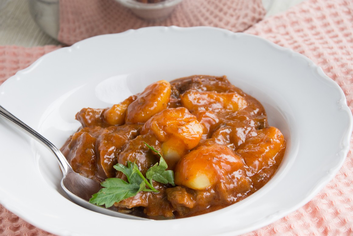 Lammgulasch mit Tomaten - Rezept