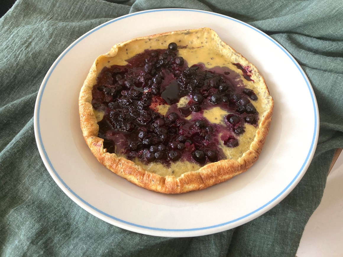 Ofenpfannkuchen mit Heidelbeeren