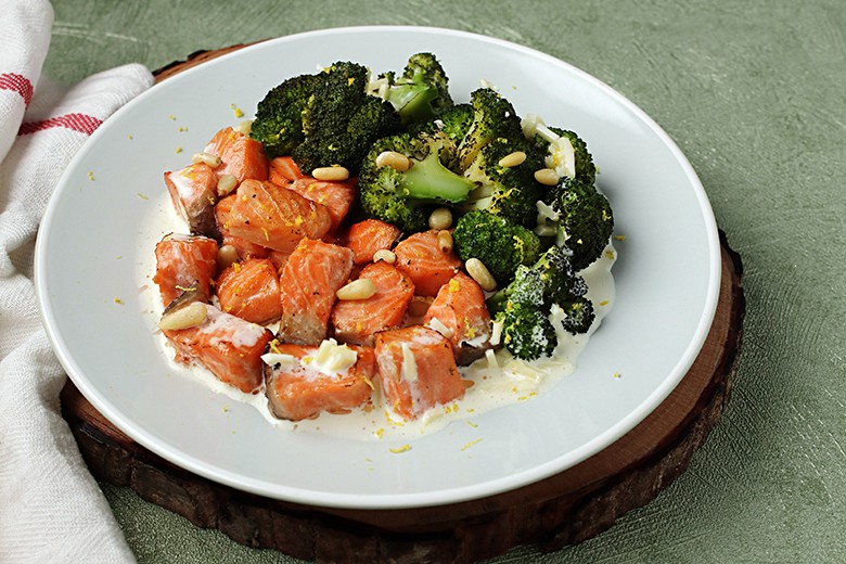 Lachs auf Brokkoli