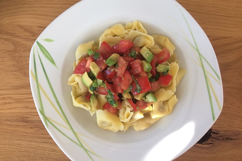 Tortellini mit Tomaten und Avocado