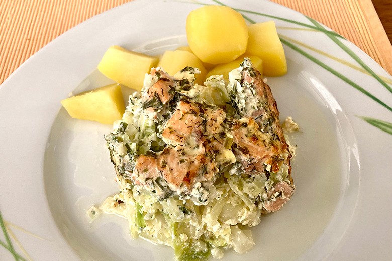 Auflauf mit Spitzkohl und Lachs