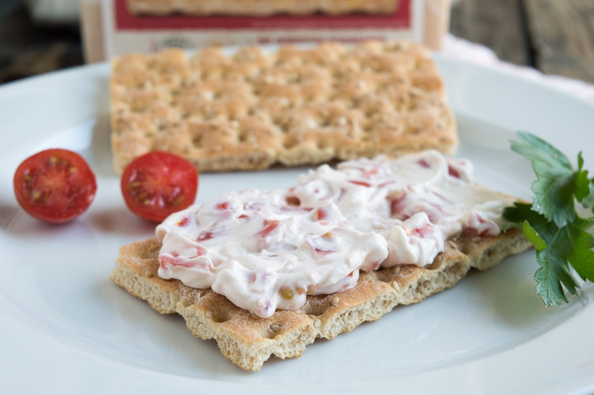 Tomatenquark mit Knäckebrot