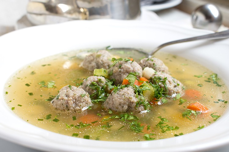 Gemüsesuppe mit Fleischklößchen