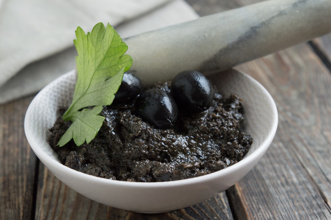 Schwarzes Olivenpesto