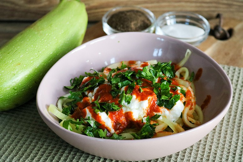 Zucchininudeln mit Joghurtsoße