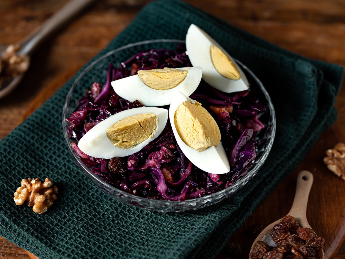 Warmer Rotkohlsalat mit Ei