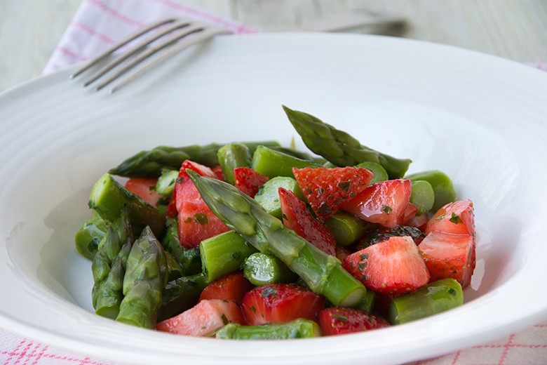 Erdbeeren mit grünem Spargel