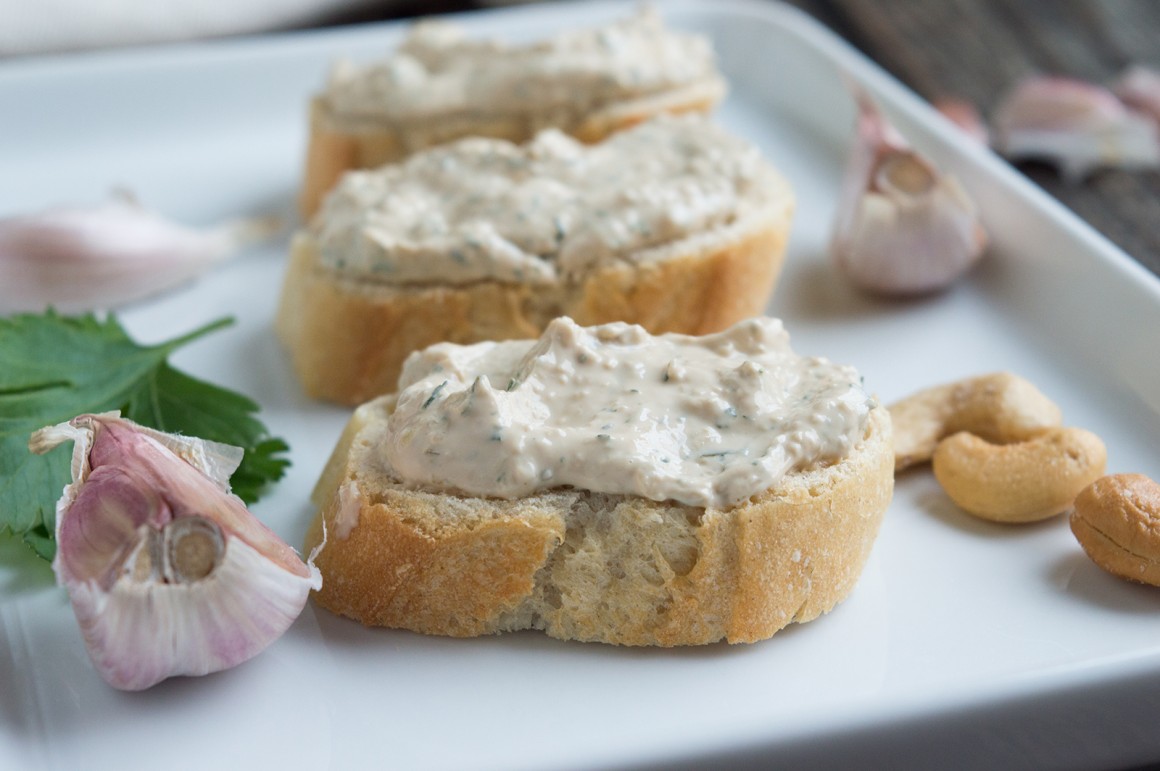 Dillaufstrich mit Knoblauch