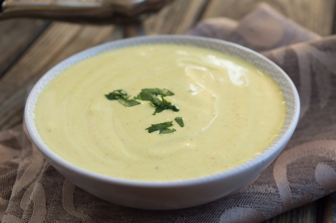 Indisch angehauchtes Dressing mit Kokosjoghurt