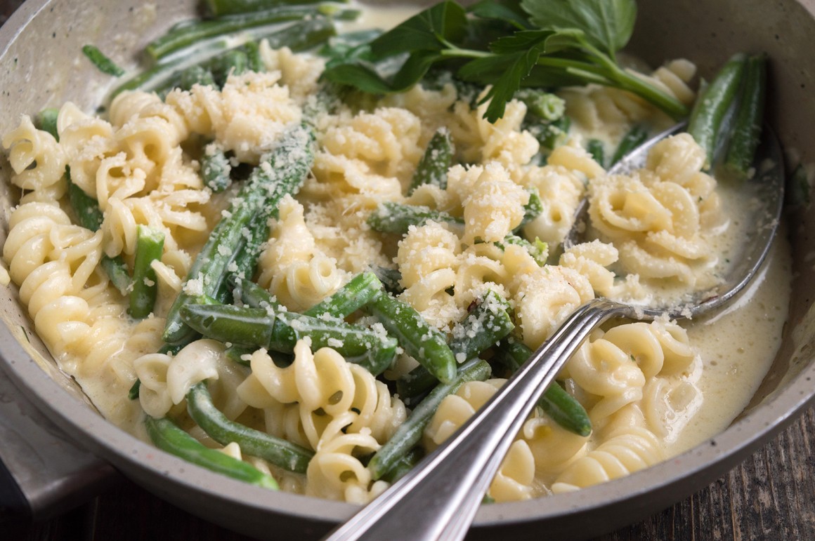 Nudeln mit Bohnen und Mozzarella