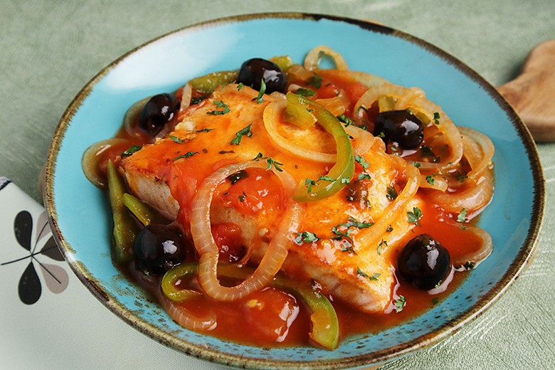 Lachssteaks in Tomaten-Oliven-Sauce