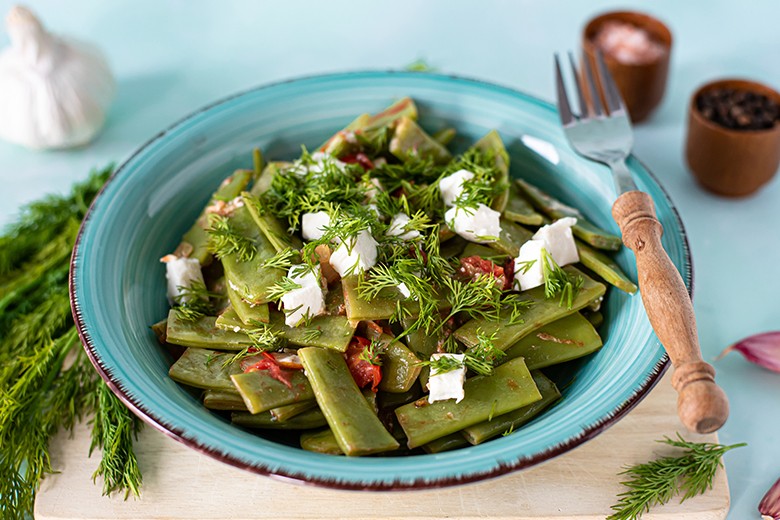 Sommerliche Bohnen-Pfanne mit Schafskäse