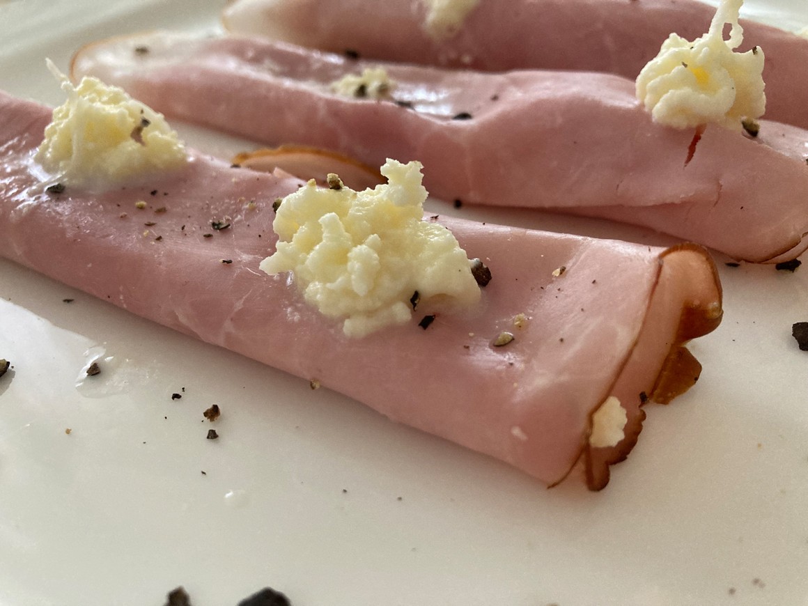 Schinkenröllchen mit Meerrettich-Füllung
