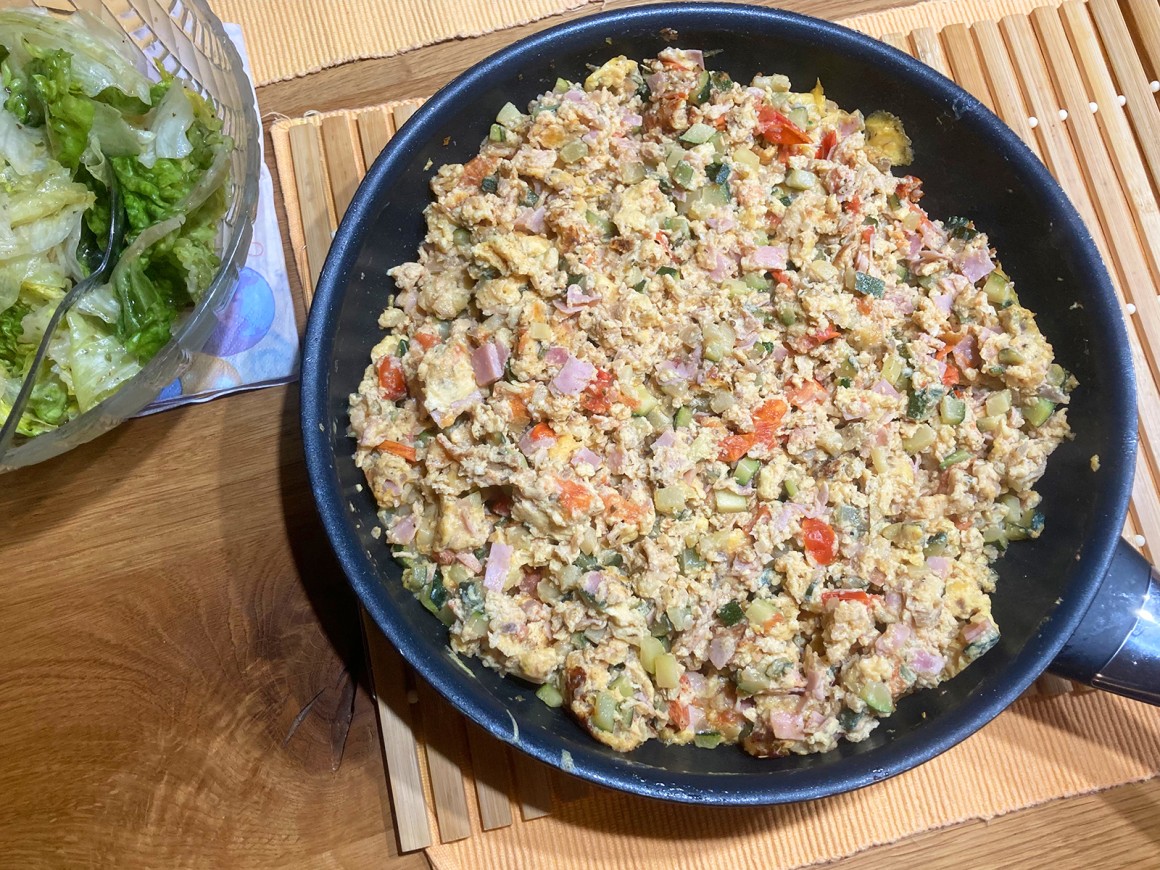 Rührei mit Gemüse und Käse - Rezept